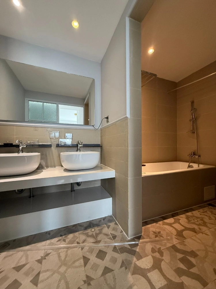 Rm 801 Bld M Blue Castle Int’l Apartment south(6)