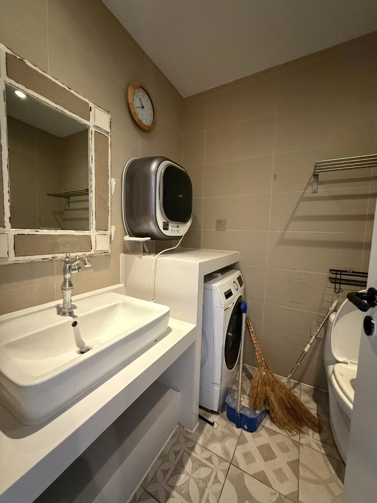 Rm 801 Bld M Blue Castle Int’l Apartment south(8)